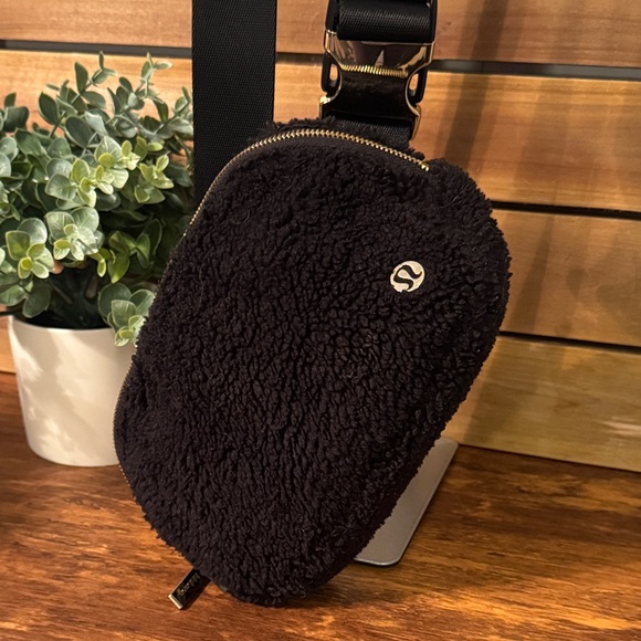 Lululemon Everywhere Belt Bag Fleece Sherpa Black/Gold - Picture 2 of 5